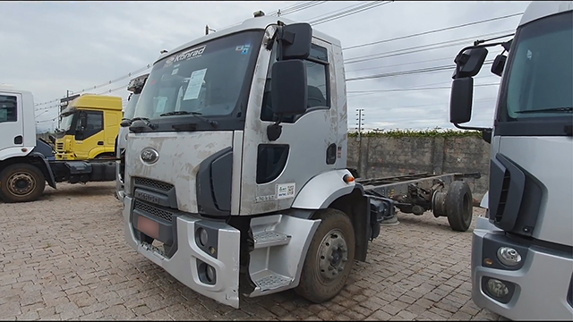 LOTE 015 Ford Cargo 1319 C Fechada